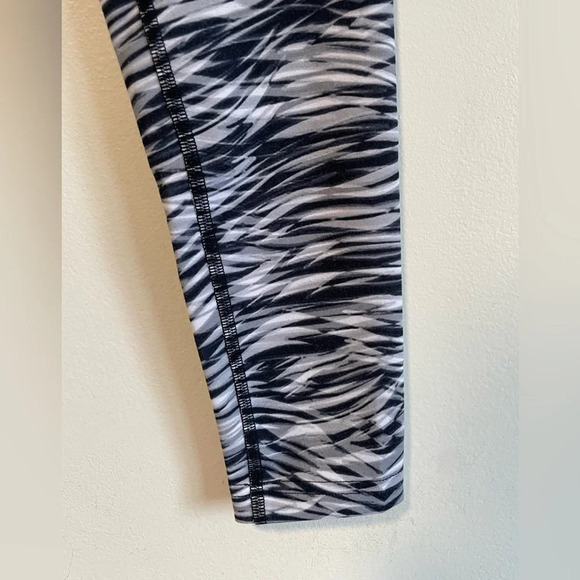 ALO Yoga Runway Zebra Abstract Wave Full Length Athletic Leggings - Small - Picture 4 of 8